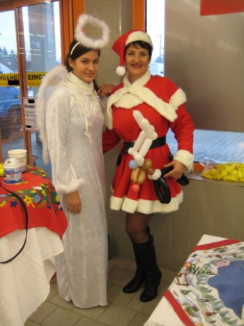 Ballontiere_knoten_verkleidet_als_Engel_Nikolaus Ballontiere_knoten_verkleidet_als_Engel_Nikolaus